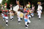 太鼓踊りを披露する男性の踊り手たち＝薩摩川内市の高城神社