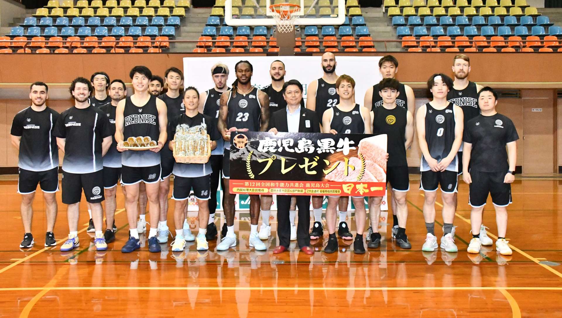 ＪＡグループ鹿児島から鹿児島黒牛などを受け取る鹿児島レブナイズの選手ら＝１６日、鹿児島市の県体育館