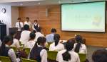 新しい特産品のアイデアを発表する高校生＝奄美市役所
