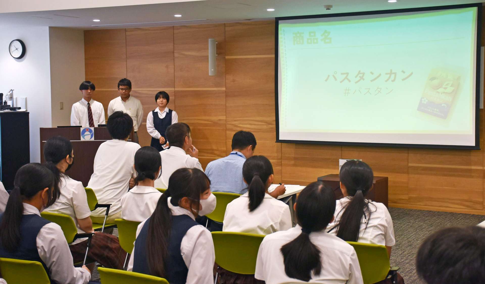 新しい特産品のアイデアを発表する高校生＝奄美市役所