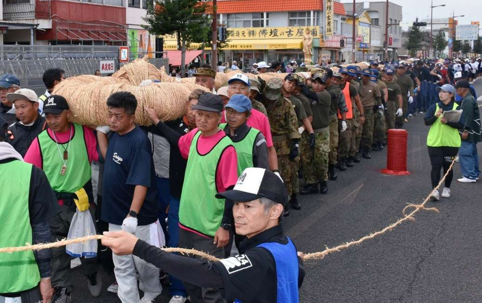 大綱を担ぎ、ギネス世界記録に挑戦する参加者＝２２日、薩摩川内市大小路町