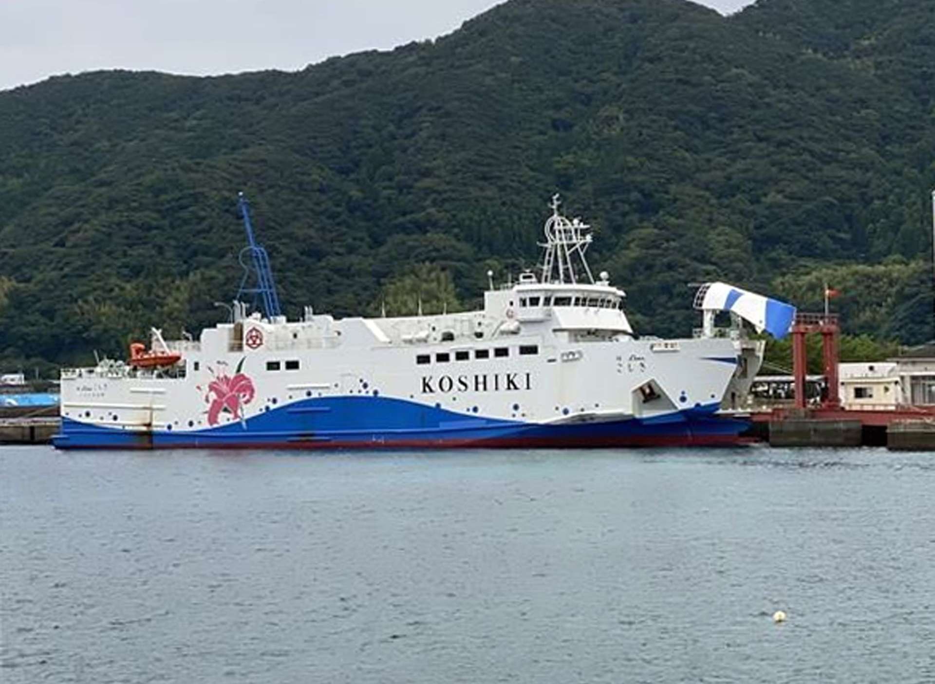 波消しブロックに衝突後、里港に入港した「結Ｌｉｎｅこしき」＝２２日、薩摩川内市（串木野海上保安部提供）