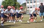 元陸上選手の稲垣誠司さん（右）から走り方のこつを教わる児童＝霧島市横川町中ノの横川小学校