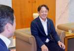 天然乾燥自動化システムを説明するウッドバンクの渡邊千晃社長＝２２日、県庁