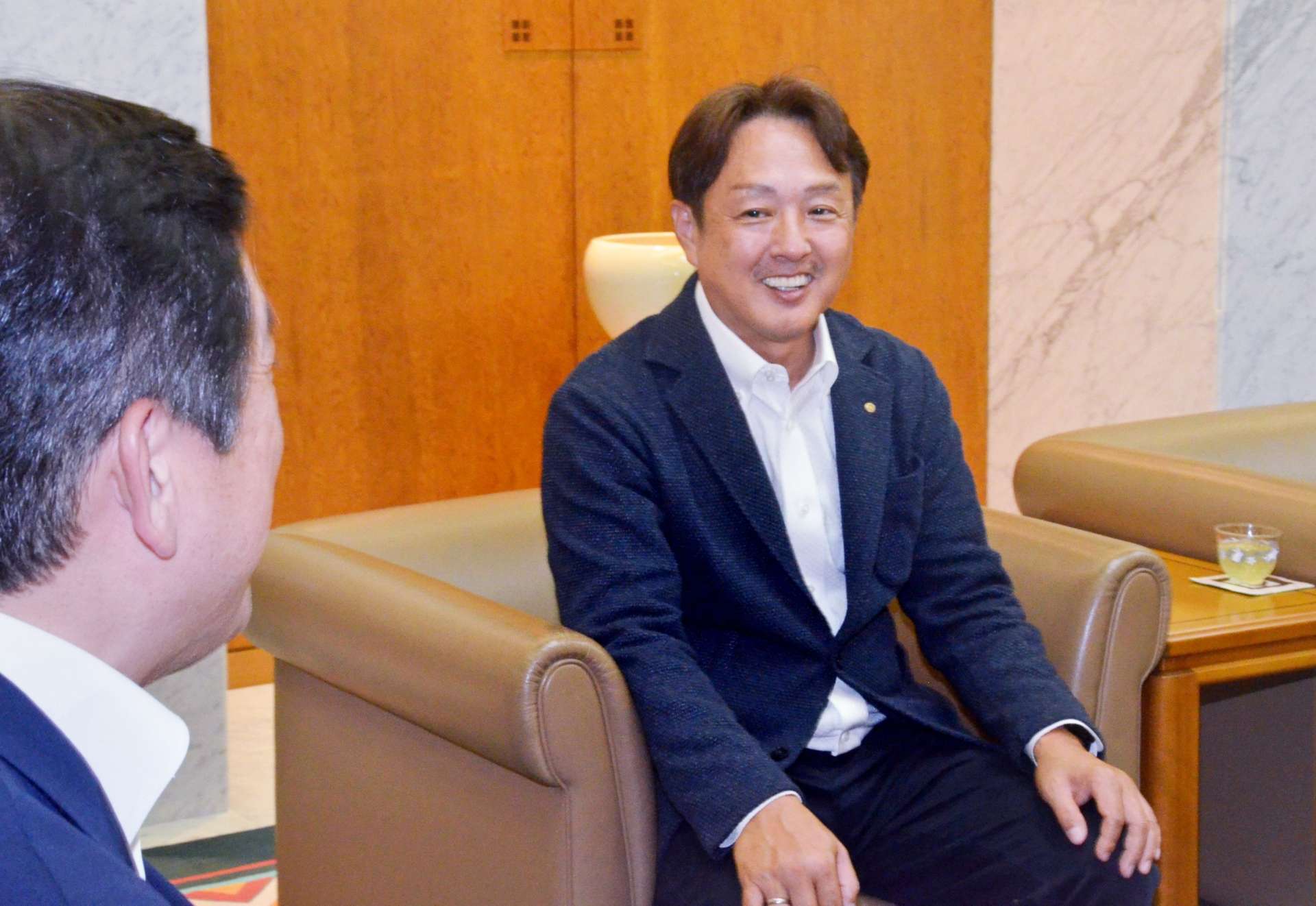 天然乾燥自動化システムを説明するウッドバンクの渡邊千晃社長＝２２日、県庁
