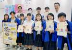創立１００周年を記念したスイーツや学校のＰＲをする垂水高校の生徒＝２２日、鹿児島市の山形屋
