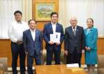 義援金を贈呈した関東鹿児島県人会連合会代表者ら＝２２日、県庁