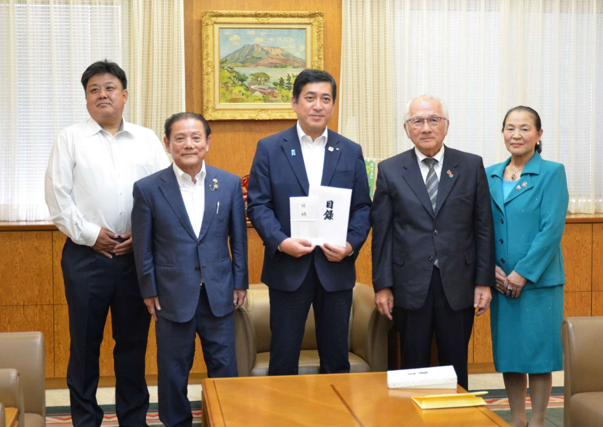義援金を贈呈した関東鹿児島県人会連合会代表者ら＝２２日、県庁