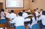 鹿屋市での産業廃棄物安定型最終処分場の拡張計画について意見を交わす専門委員会委員ら＝２２日、同市のリナシティかのや