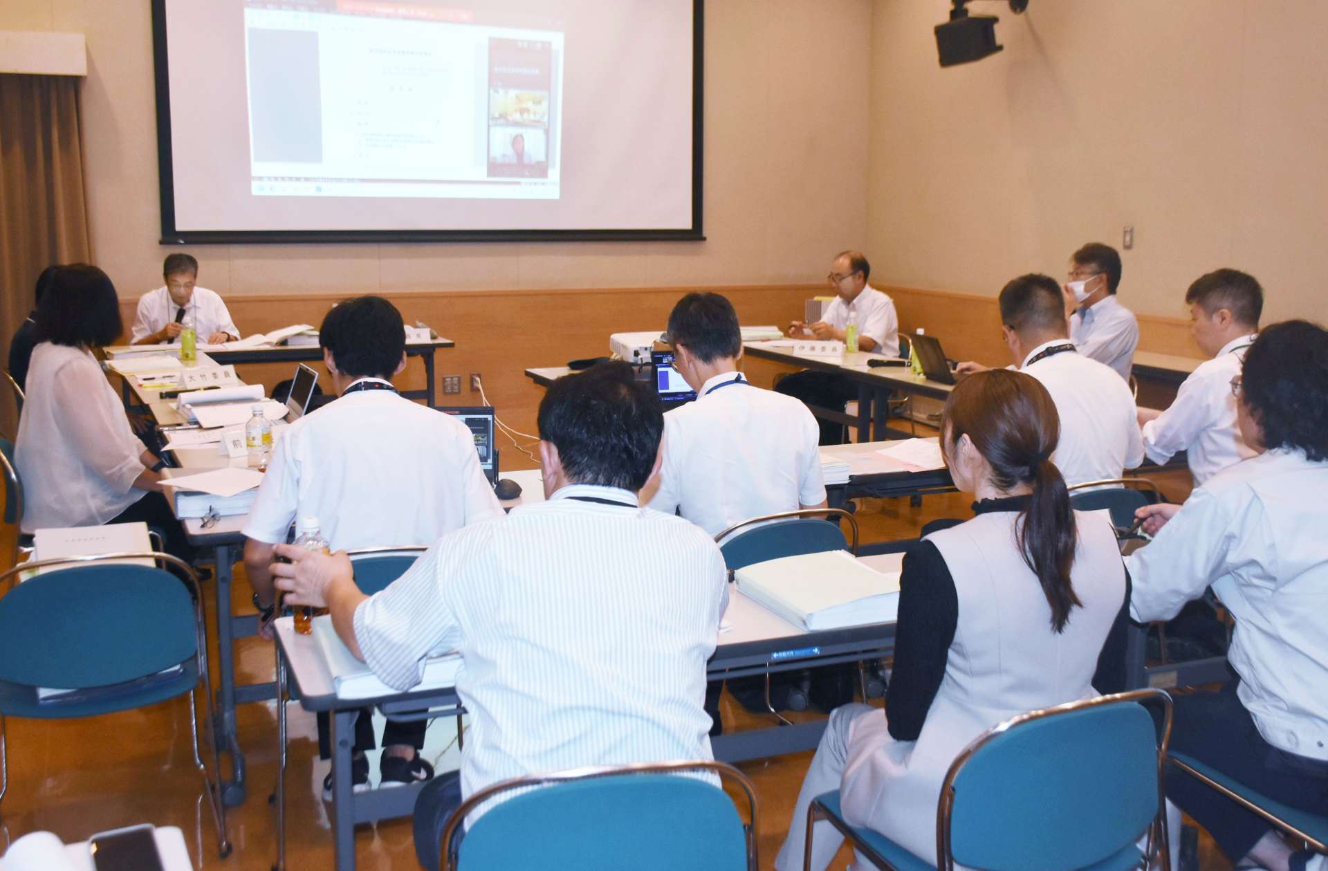 鹿屋市での産業廃棄物安定型最終処分場の拡張計画について意見を交わす専門委員会委員ら＝２２日、同市のリナシティかのや