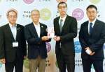 寄付する九州郵便局長協会薩摩部会の米森聖司部会長（右から２人目）＝さつま町役場