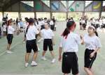 〈関連〉風通しの良い屋根付きのグラウンドでフォークダンスを楽しむ生徒たち＝霧島市福山のまきばドーム