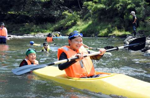 カヌーを楽しむ児童＝出水市の米之津川