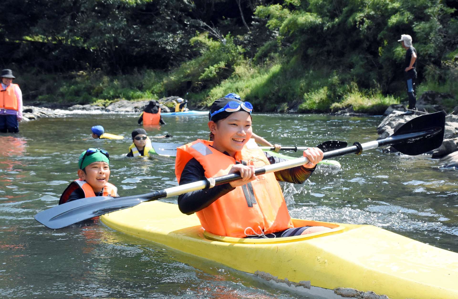 カヌーを楽しむ児童＝出水市の米之津川