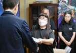 嘆願書と署名を永野和行町長に渡す柳川早百合会長（中央）＝２２日、肝付町役場