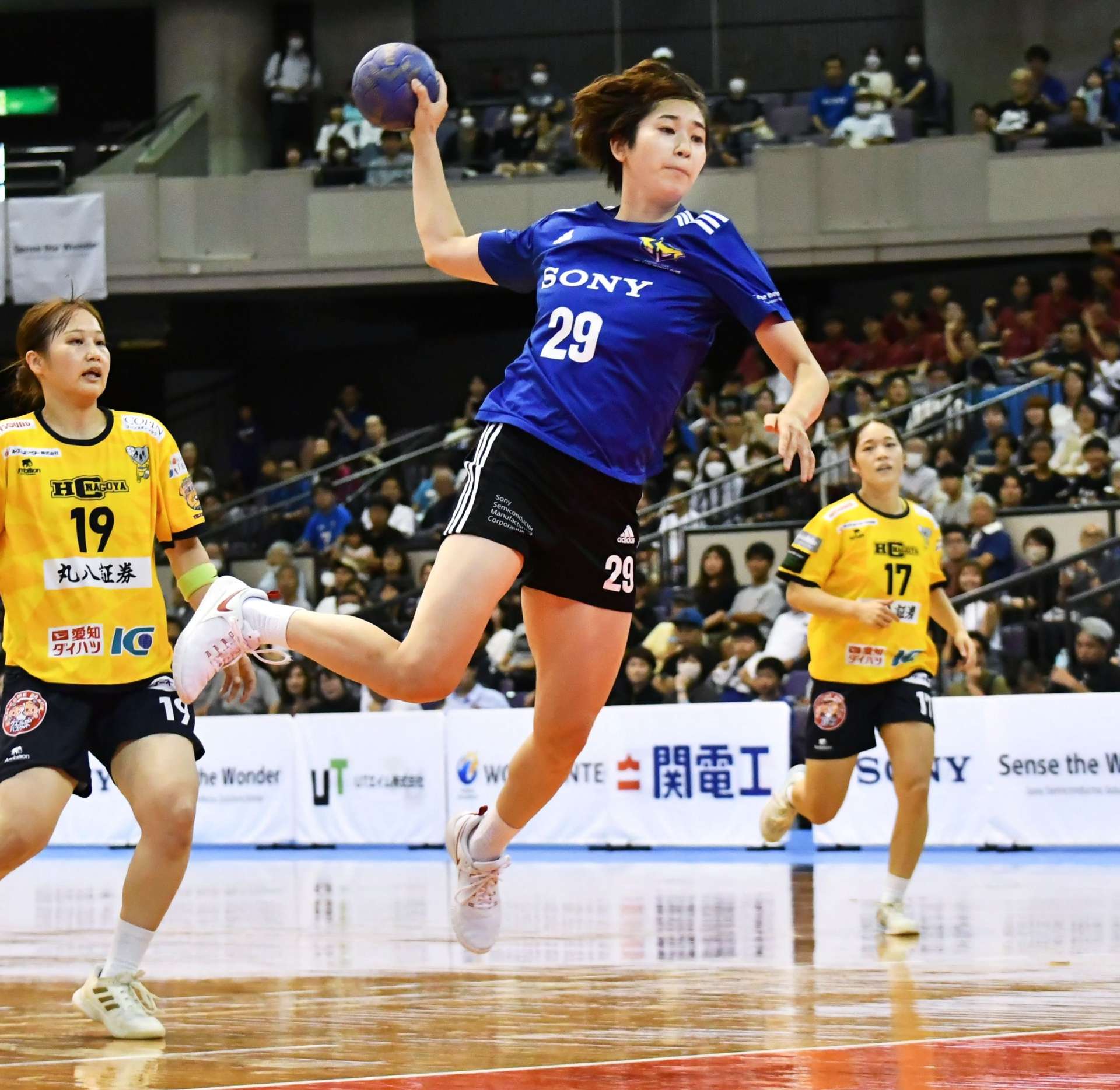 前半、シュートを決めるブルーサクヤの笠＝西原商会アリーナ