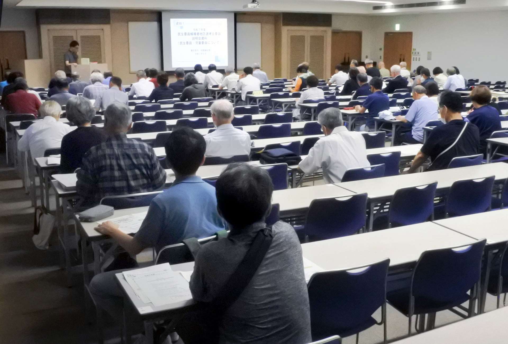 民生委員の候補者選考に関して６月に開かれた説明会＝鹿児島市
