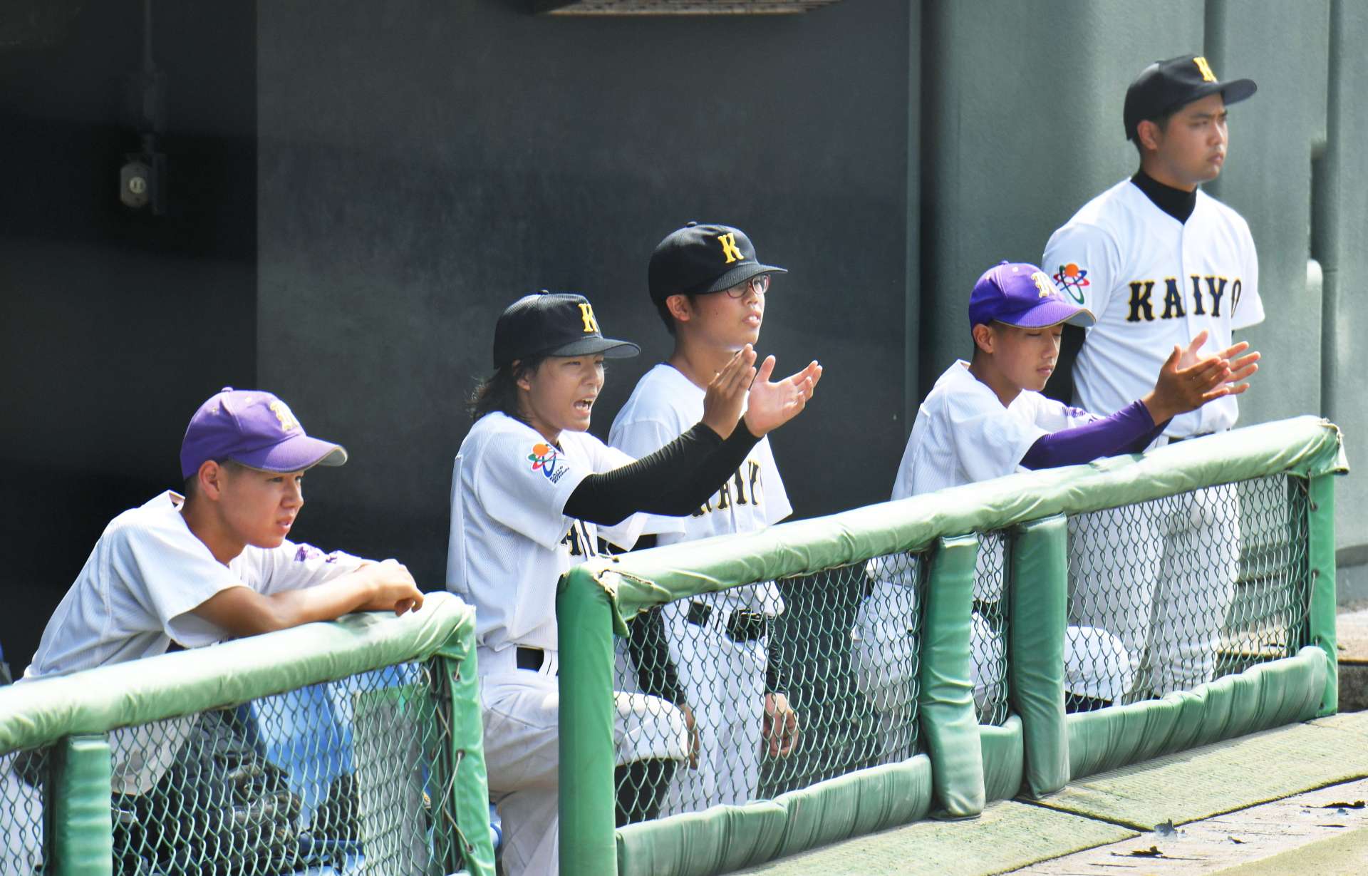 ベンチで声を出す開陽の選手と助っ人の鹿工勢＝平和リース