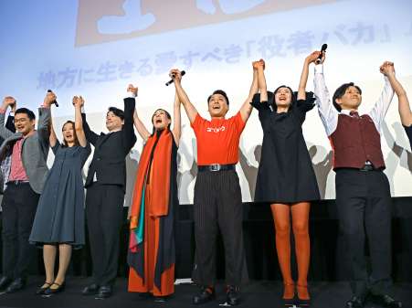 舞台あいさつをする映画「エイタロウ」の主演徳田英太郎さん（右から３人目）ら＝２３日、鹿児島市の鹿児島ミッテ１０