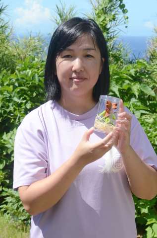 仮面神「ボゼ」の置物を制作しているレニュエル志穂さん＝十島村悪石島