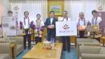 出荷が始まった「種子島安納いも」を塩田康一知事（中央）にＰＲする関係者ら＝２４日、鹿児島県庁