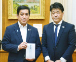 義援金を贈呈したＪＴの吉窪伸哉鹿児島支社長（右）＝２４日、県庁