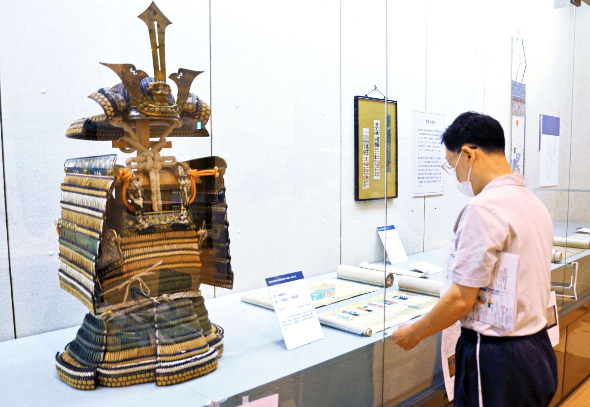 展示作業が進む黎明館企画特別展「島津家と伊達家」＝２４日、鹿児島市の黎明館