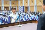 抱負を述べるサッカー少年女子の日高美空（神村高）＝県庁