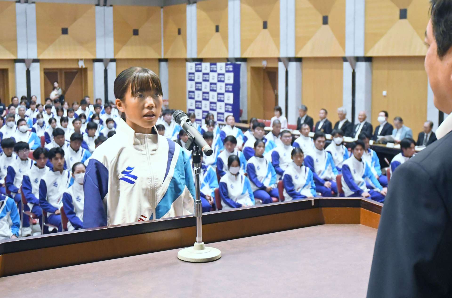 抱負を述べるサッカー少年女子の日高美空（神村高）＝県庁