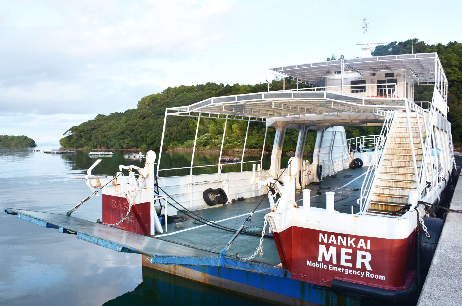 漁港に泊まったフェリー海竜。船体には「ＭＥＲ」のロゴマークがそのまま残る＝長島町伊唐島