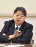 インタビューに応じる林芳正官房長官＝１９日、東京・永田町の国会記者会館