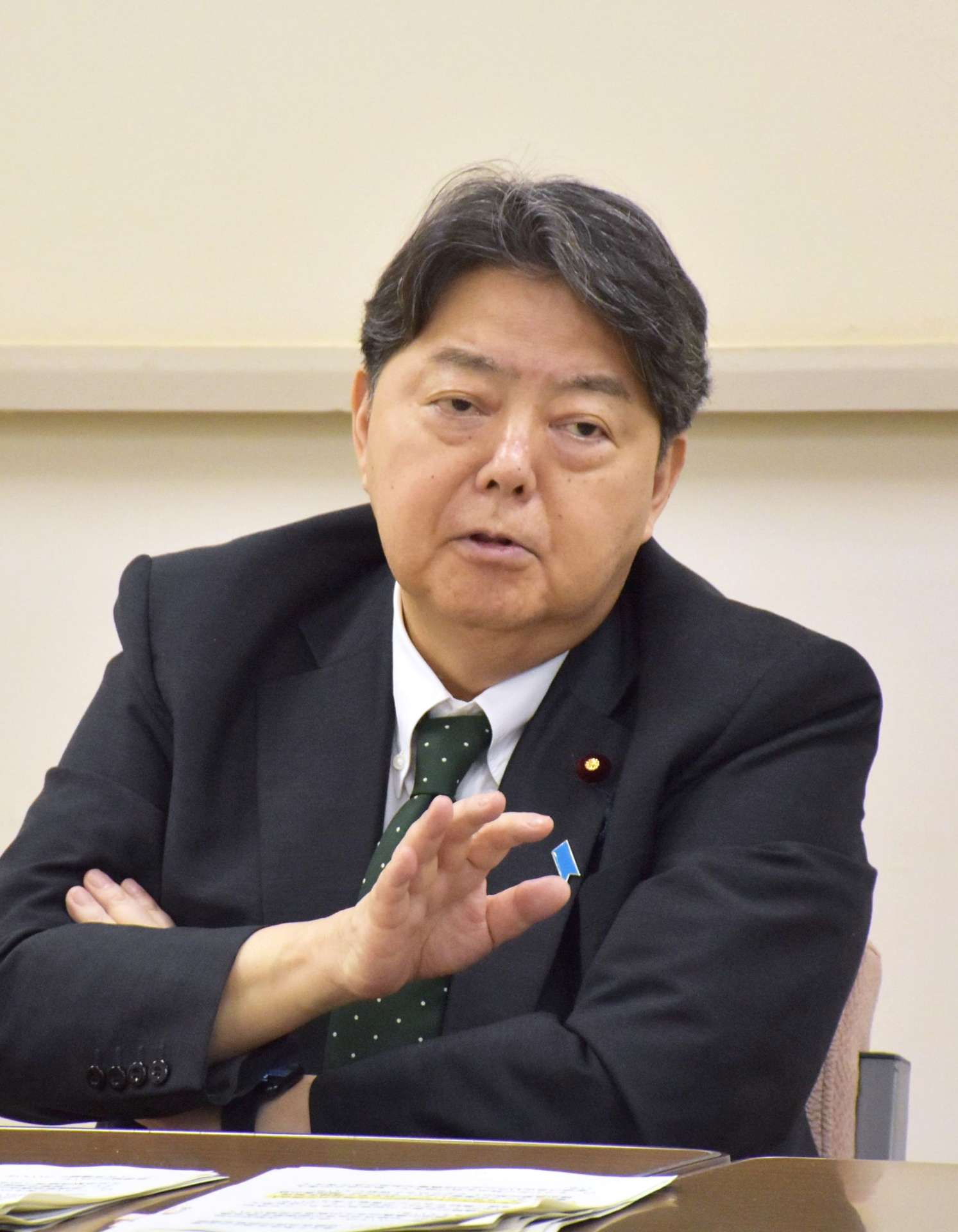 インタビューに応じる林芳正官房長官＝１９日、東京・永田町の国会記者会館