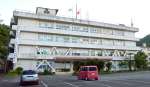 老朽化に伴い２０３０年度末までの建て替えを目指す県大島支庁本庁舎＝２４日、奄美市名瀬