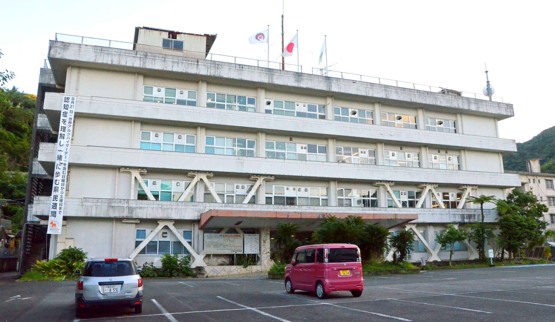 老朽化に伴い２０３０年度末までの建て替えを目指す県大島支庁本庁舎＝２４日、奄美市名瀬
