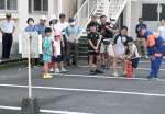 水が出る消火器で的を狙う防災教室参加者＝鹿屋市の寿小学校