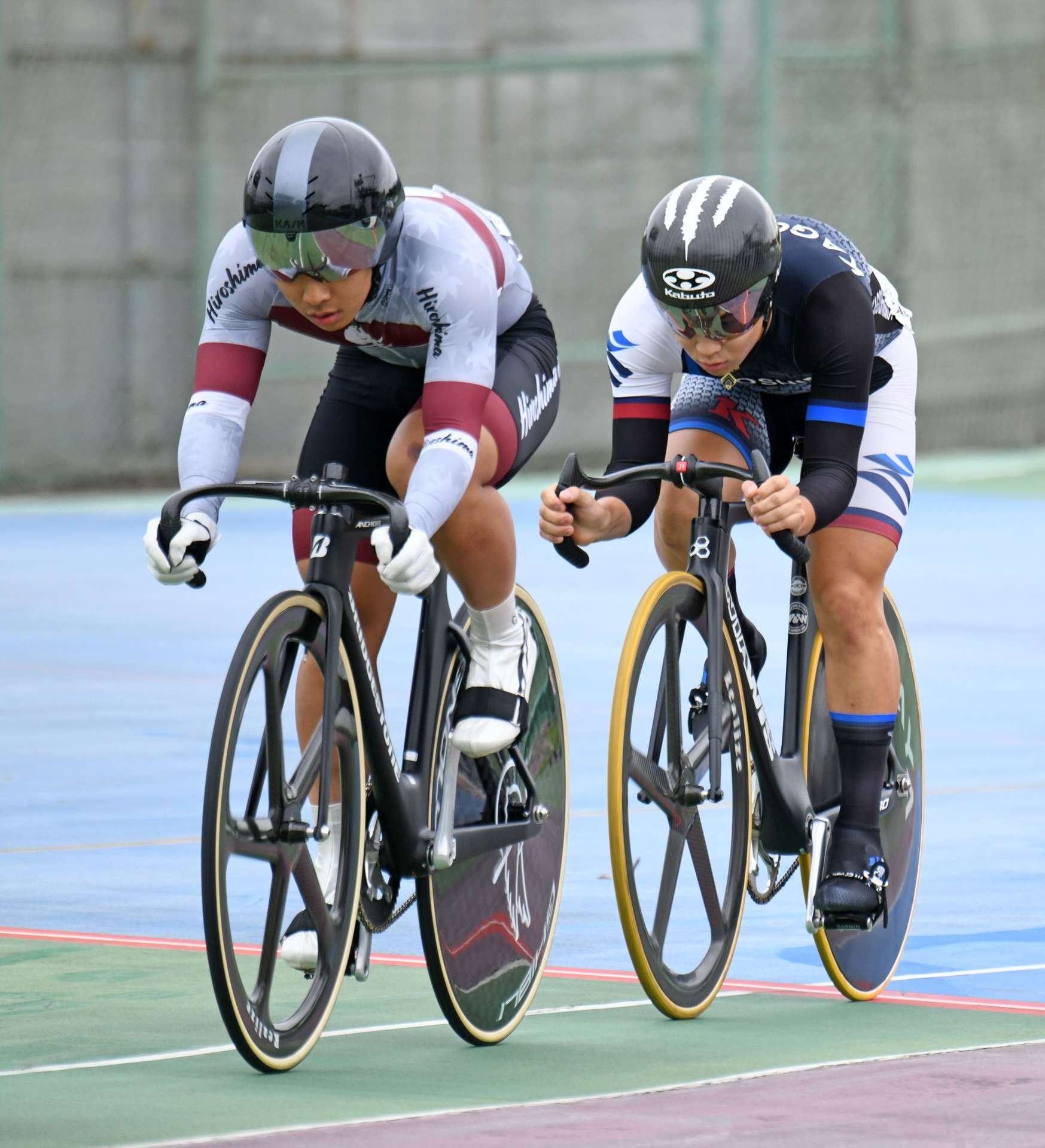 男子Ａケイリンで５位入賞した鹿児島・金井健翔（鹿屋体大、右）＝京都向日町競輪場