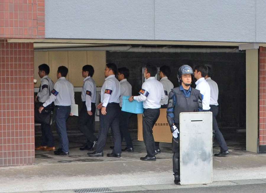 小桜一家本部事務所に家宅捜索に入る鹿児島県警の捜査員＝２５日午前１０時５分、鹿児島市甲突町