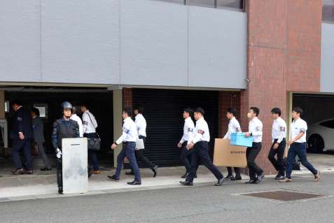 〈緊迫の“ガサ入れ”直前…〉列をなして家宅捜索に入る鹿児島県警の捜査員＝２５日午前１０時５分、鹿児島市甲突町