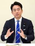 質問に答える小泉進次郎農相＝２５日、東京・永田町の衆院第１議員会館