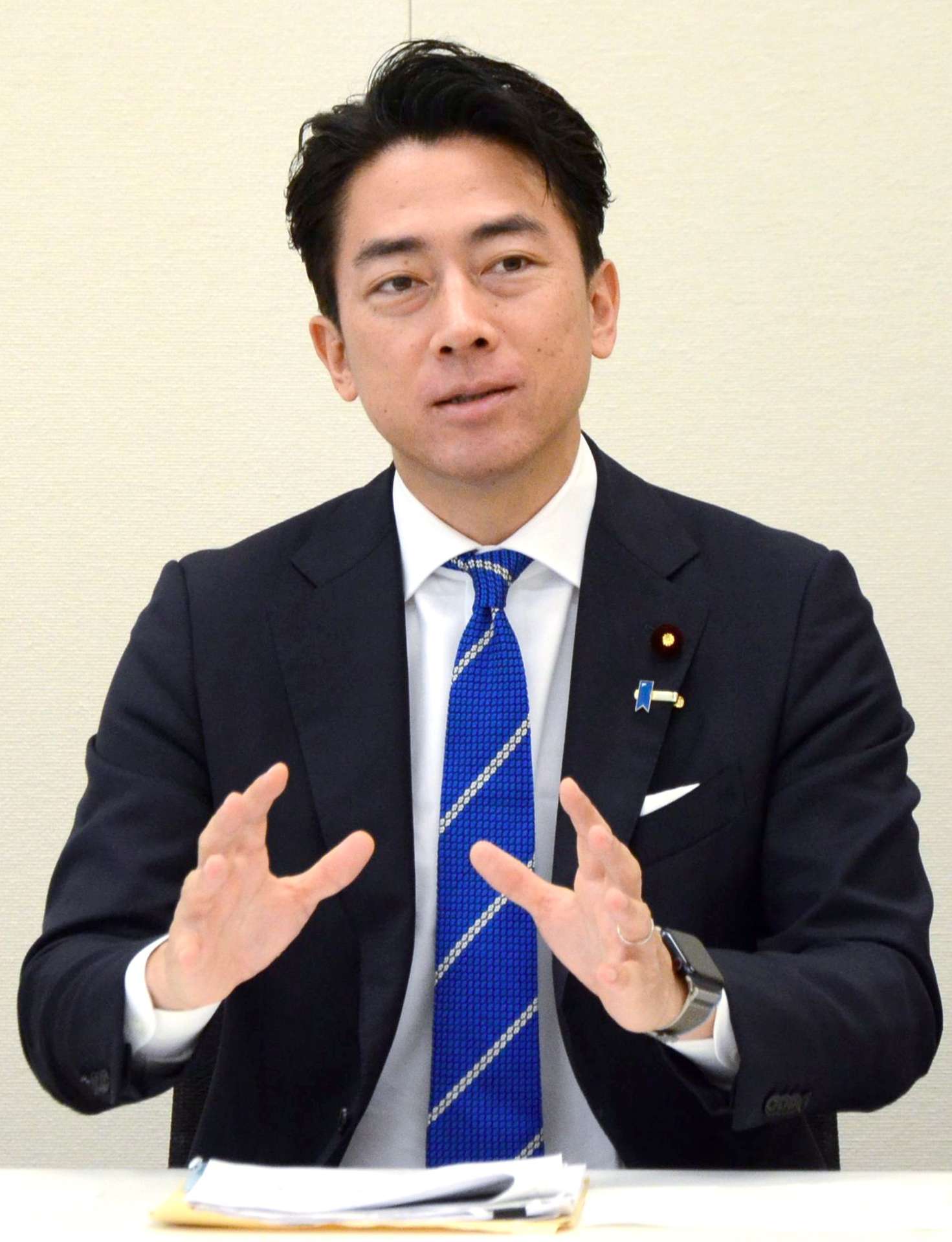 質問に答える小泉進次郎農相＝２５日、東京・永田町の衆院第１議員会館
