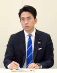 質問に答える小泉進次郎農相＝２５日、東京・永田町の衆院第１議員会館