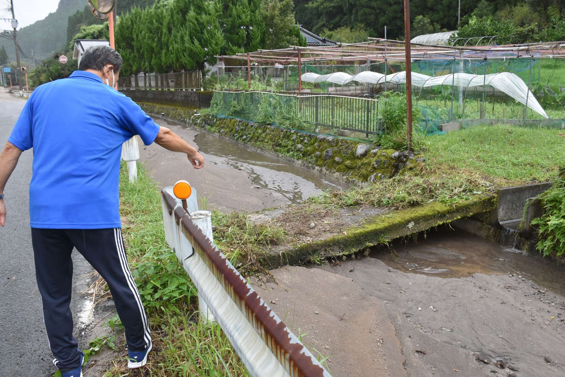 土砂で埋まった農業用水路＝８月１１日、霧島市隼人町松永