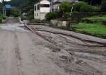 土砂で埋まった農業用水路＝８月１１日、霧島市隼人町松永