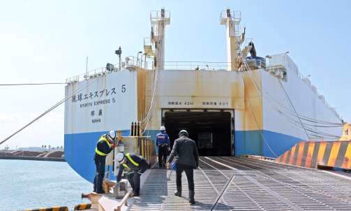 〈ＲＯＲＯ船って何？…〉ＲＯＲＯ船を見学する志布志港湾事務所関係者＝４月１８日、志布志市の志布志港