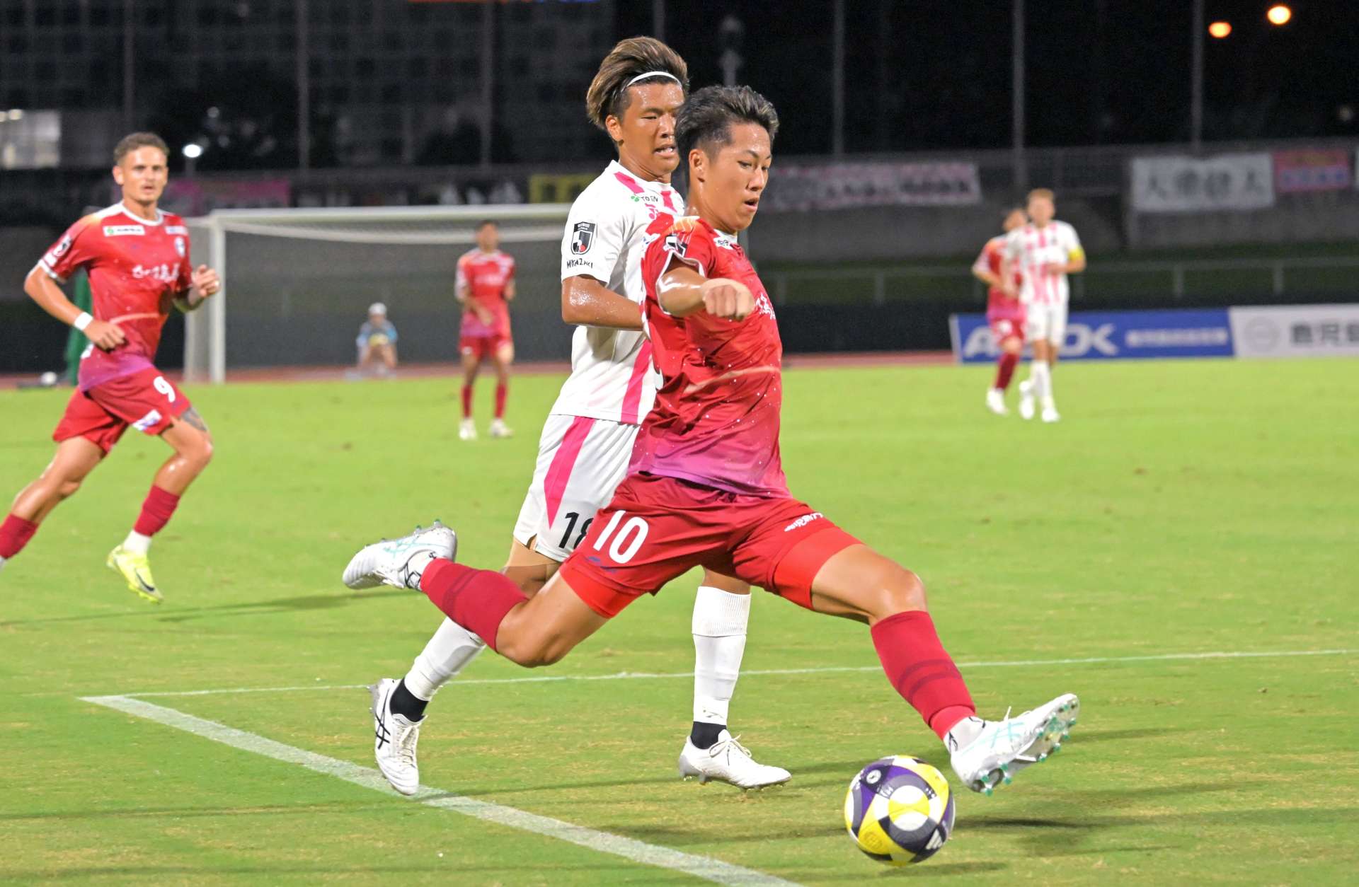 宮崎戦の後半、果敢に攻める鹿児島Ｕの武＝白波スタジアム