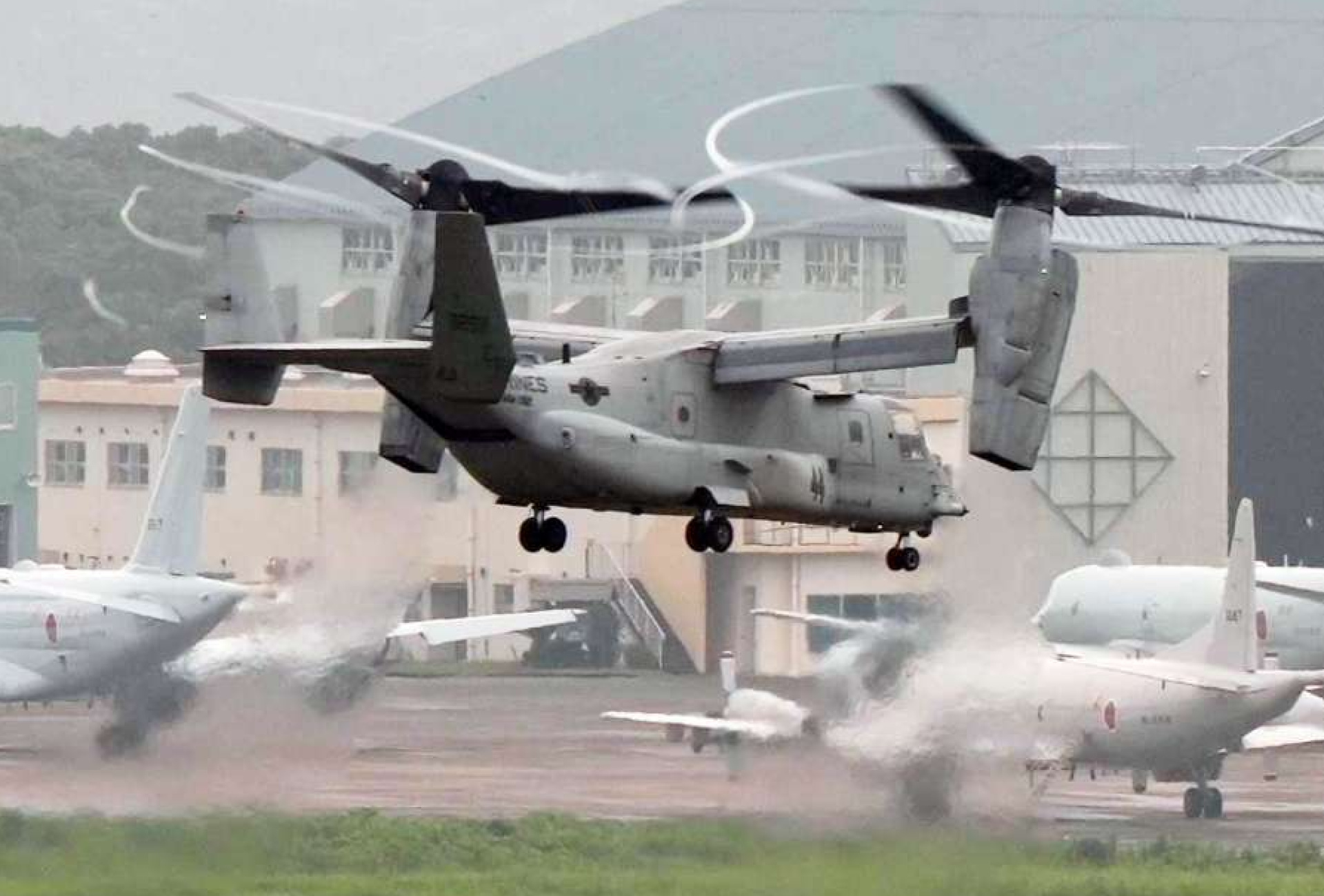 離陸する米海兵隊のオスプレイ＝１１日午前９時４０分ごろ、鹿屋市の海上自衛隊鹿屋航空基地