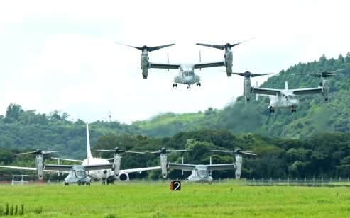 〈日米オスプレイに“ポセイドン”が並ぶ…〉次々に離陸する陸上自衛隊や米海兵隊のオスプレイと米海軍のＰ８Ａ哨戒機＝１２日、鹿屋市の海上自衛隊鹿屋航空基地