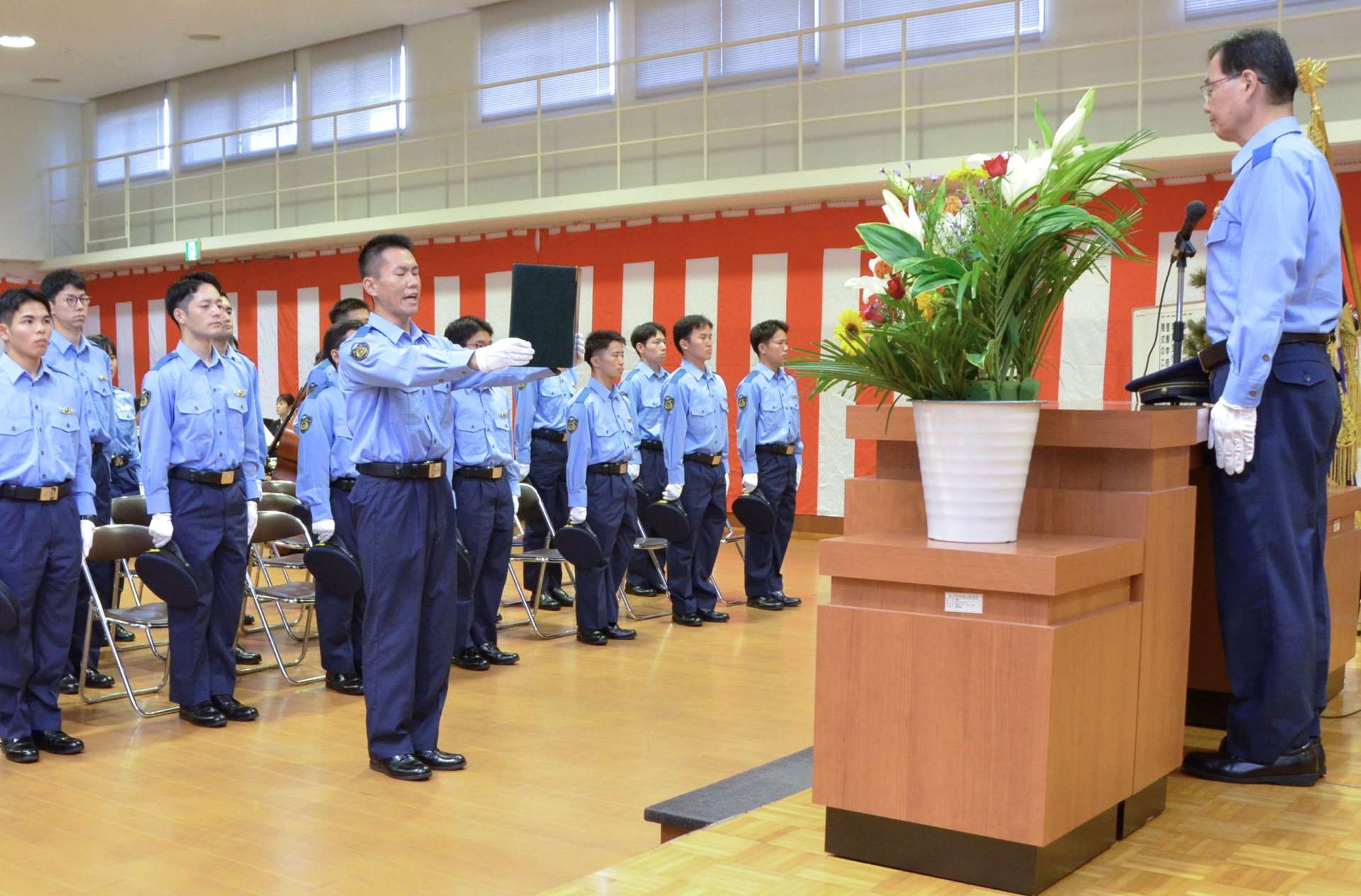 卒業生を代表して謝辞を述べる池畑翔太巡査（左）＝２６日、姶良市平松の鹿児島県警察学校