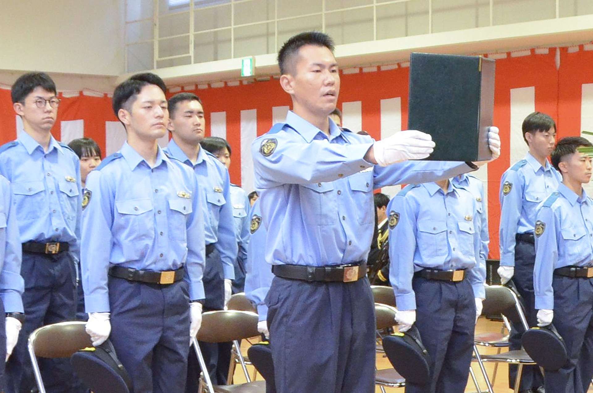 卒業生を代表して謝辞を述べる池畑翔太巡査（左）＝２６日、姶良市平松の鹿児島県警察学校