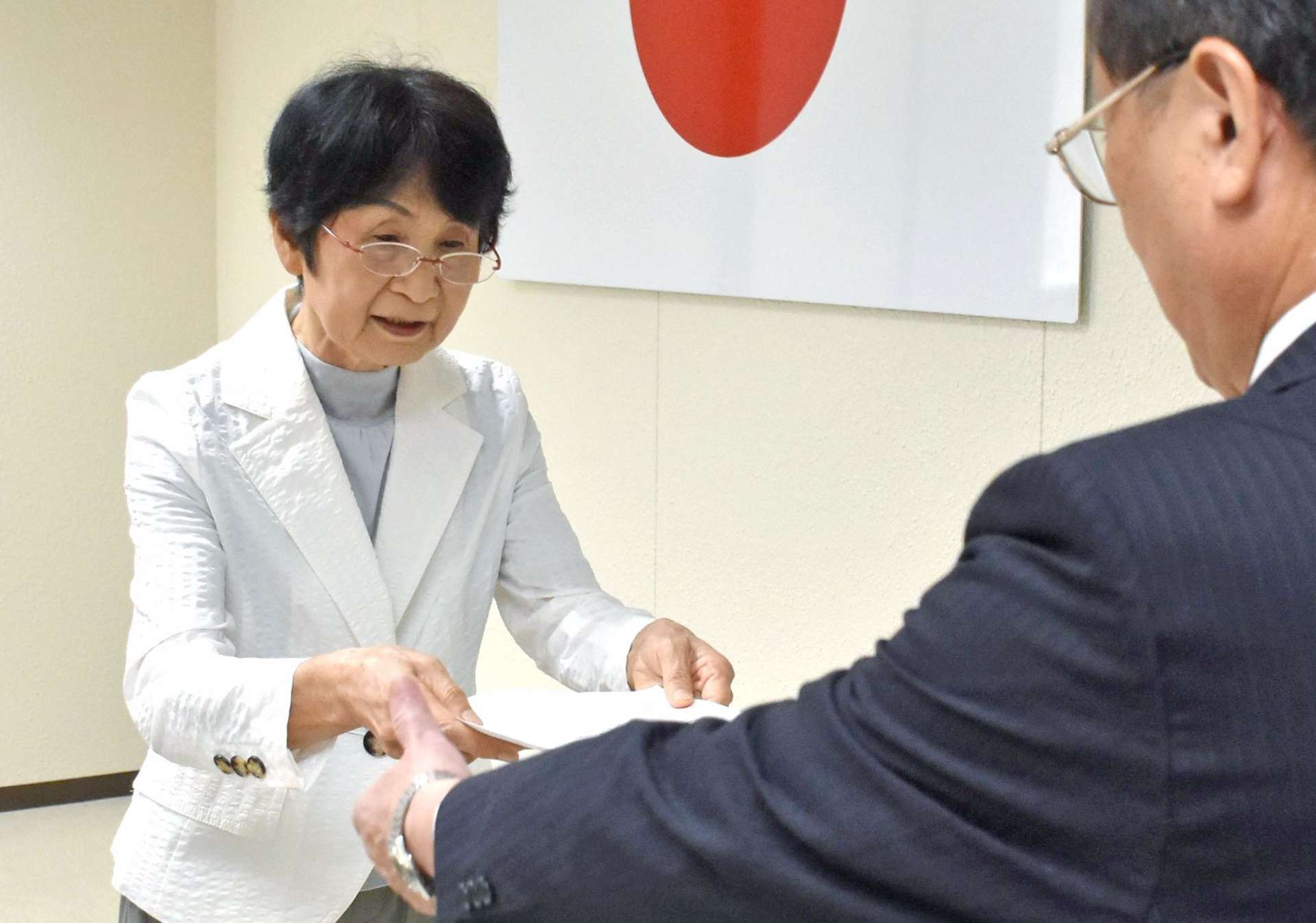 乾式貯蔵施設と次世代型原発の設置に同意しないよう申し入れる鳥原良子会長＝２６日、薩摩川内市役所